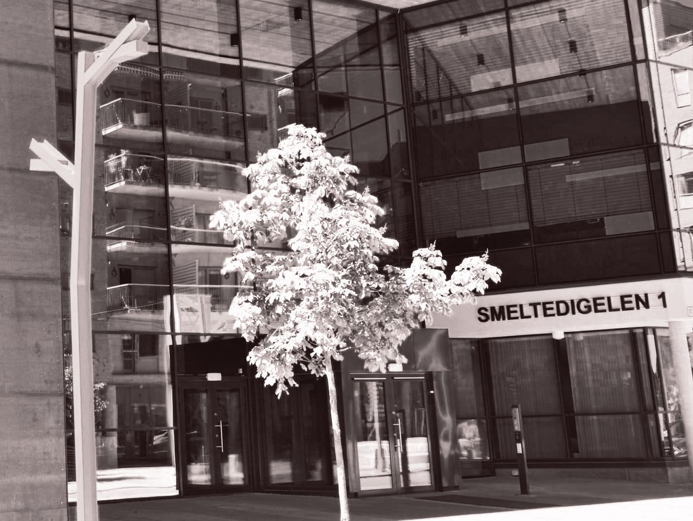 BIlde av bygg med teksten Smeltedigelen 1